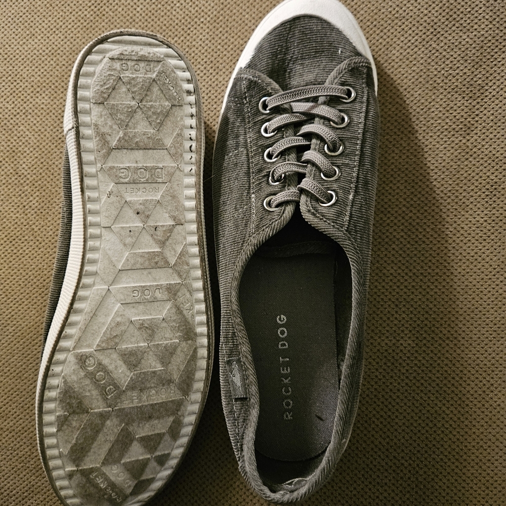 Tennis shoes